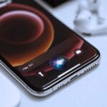 Apple aprimora Siri para se tornar mais conversacional.