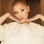 Ariana Grande agradece fãs por paciência em carta aberta.