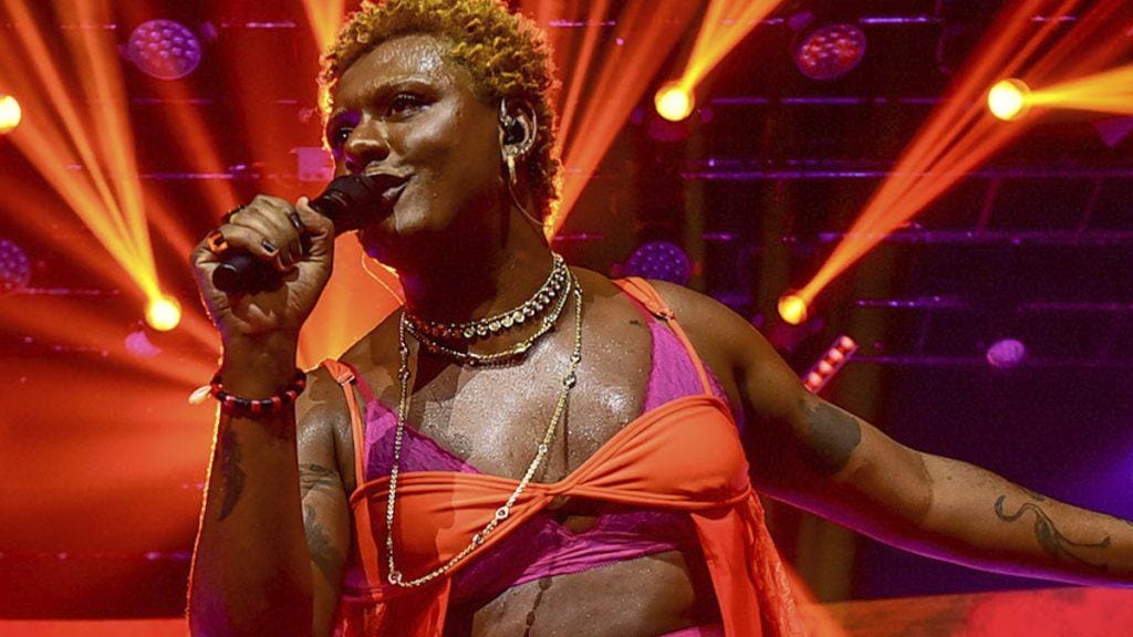 liniker-exibe-tamanho-da-demanda-na-estreia-caju