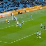 Lauren Hemp acerta as duas traves em partida emocionante.