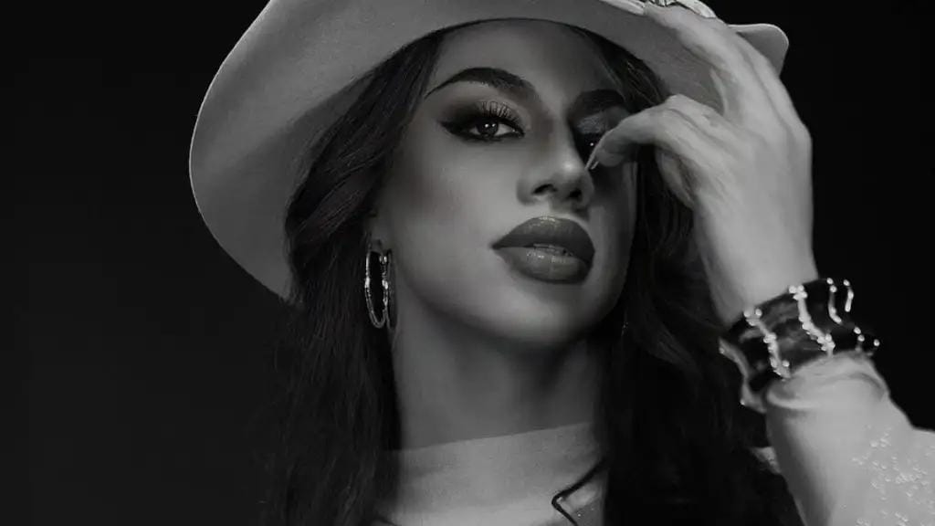 quem-e-sasha-zimmer-drag-queen-empoderamento-musical